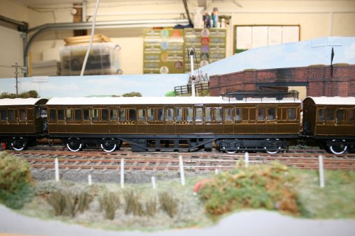 7mm. scale 3 car set of Ex LBSCR "elevated electric" coaches in the LBSCR Umber livery. - Image 2