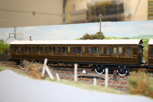 7mm. scale 3 car set of Ex LBSCR "elevated electric" coaches in the LBSCR Umber livery. - Image 3