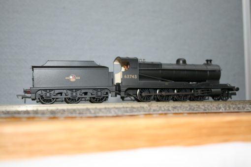 4mm. scale BR(E) Robinson Class 04 2-8-0 tender locomotive r/n 63743, weathered late crest livery. - Image 3