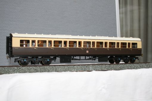 7mm. scale GWR Dia.C64 Collett 61ft. 4.5ins. Bow End Side Corridor Full 3rd. Carriage r/n 5723 - Image 2