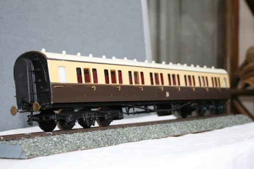 7mm. scale GWR Dia.C64 Collett 61ft. 4.5ins. Bow End Side Corridor Full 3rd. Carriage r/n 5723 - Image 3