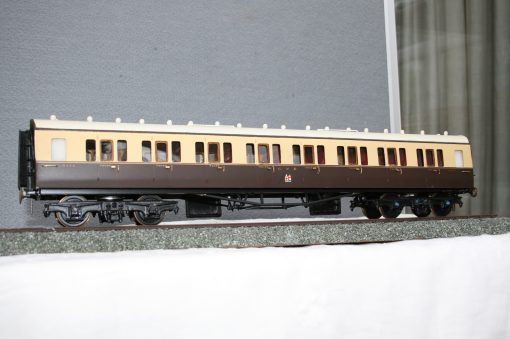 7mm. scale GWR Dia.C64 Collett 61ft. 4.5ins. Bow End Side Corridor Full 3rd. Carriage r/n 5723 - Image 4