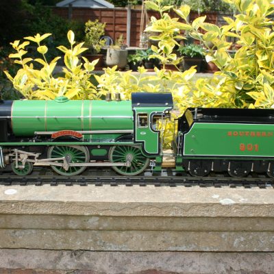1/32nd. scale SR "Schools Class" 4-4-0 tender locomotive r/n E 901 "Winchester" in lined green livery.