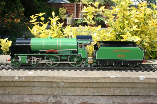 1/32nd. scale SR "Schools Class" 4-4-0 tender locomotive r/n E 901 "Winchester" in lined green livery.