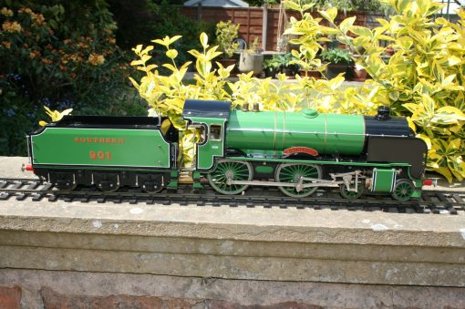 1/32nd. scale SR "Schools Class" 4-4-0 tender locomotive r/n E 901 "Winchester" in lined green livery. - Image 2