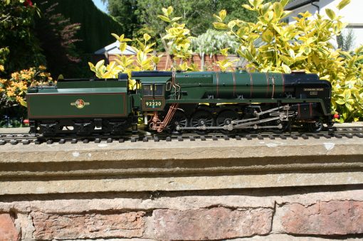 1/32nd. scale, Gauge One BR Standard Class 9 2-10-0 tender locomotive fleet number 92220 "Evening Star" in green livery. - Image 2