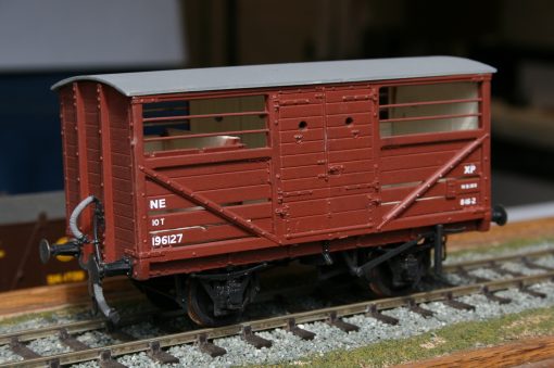 7mm. scale LNER 10T. Vacuum Braked Cattle Truck r/n 196127 in Post 1937 red oxide livery. - Image 2