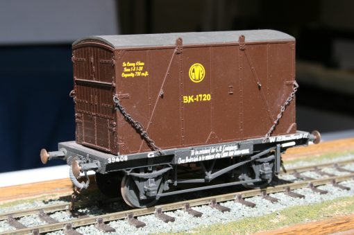 7mm. scale GWR Dia. H7 Vacuum Brake 12T. Conflat wagon r/n 39408 in grey livery with Container BK-1720 in brown livery. - Image 2