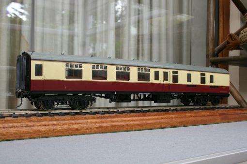 1:32 scale Gauge 1 Model Co BSK Carriage r/n E 34281, carmine/cream livery. - Image 2